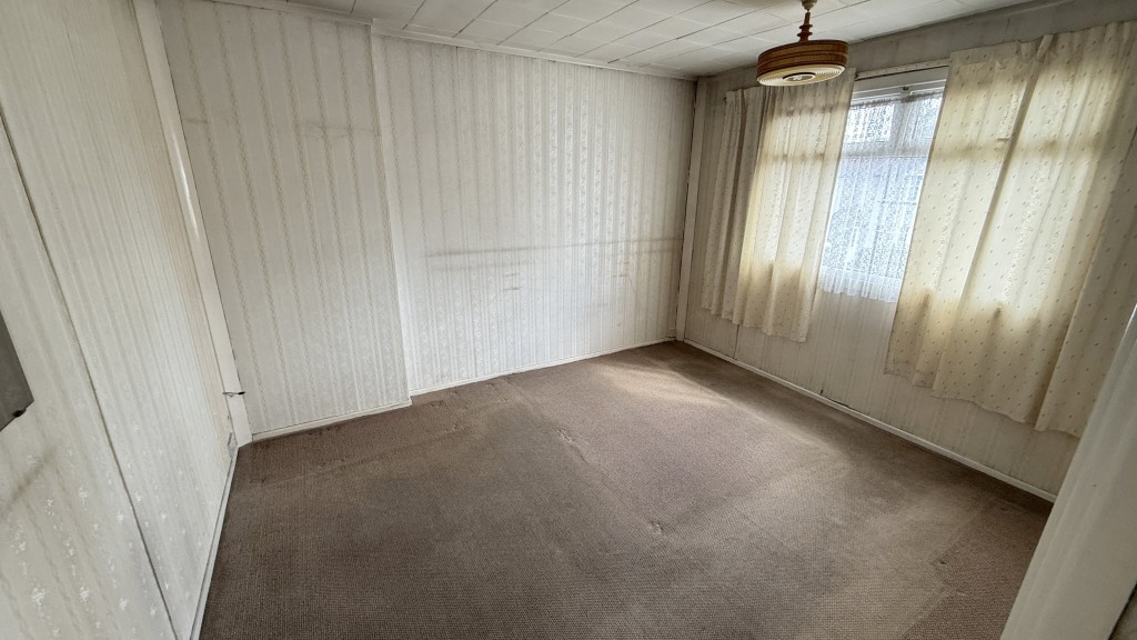 Lot: 81 - VACANT SEMI-DETACHED HOUSE REQUIRING MODERNISATION - Internal image of bedroom 1